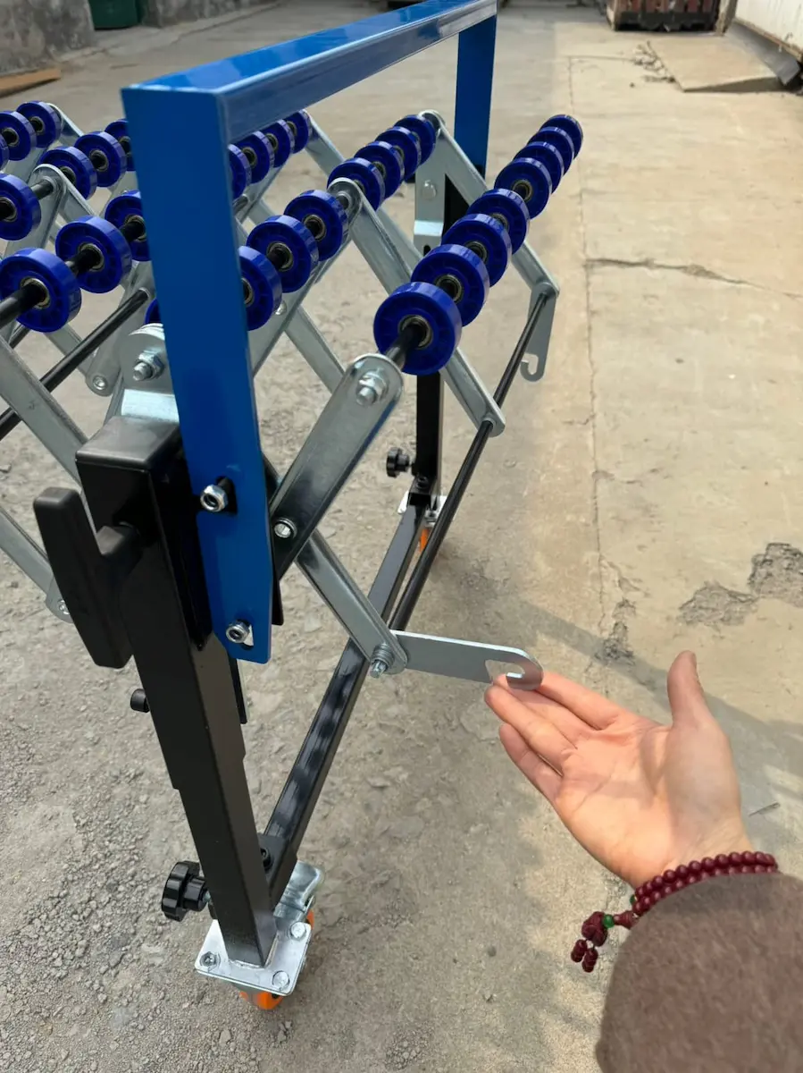 kaki adjustable pada conveyor lipat