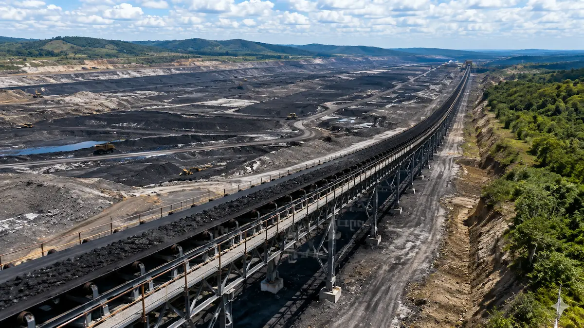 Long distance conveyor untuk pemindahan batubara di area tambang